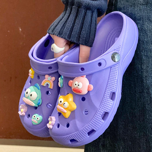  每到夏天，户外穿的洞洞沙滩鞋每年都不可少！【2618丑鱼星人洞洞鞋】从时尚人士到明星小花纷纷对它爱不释脚，经典的软弹感，上脚就是一个大写的舒服！ 商品图9