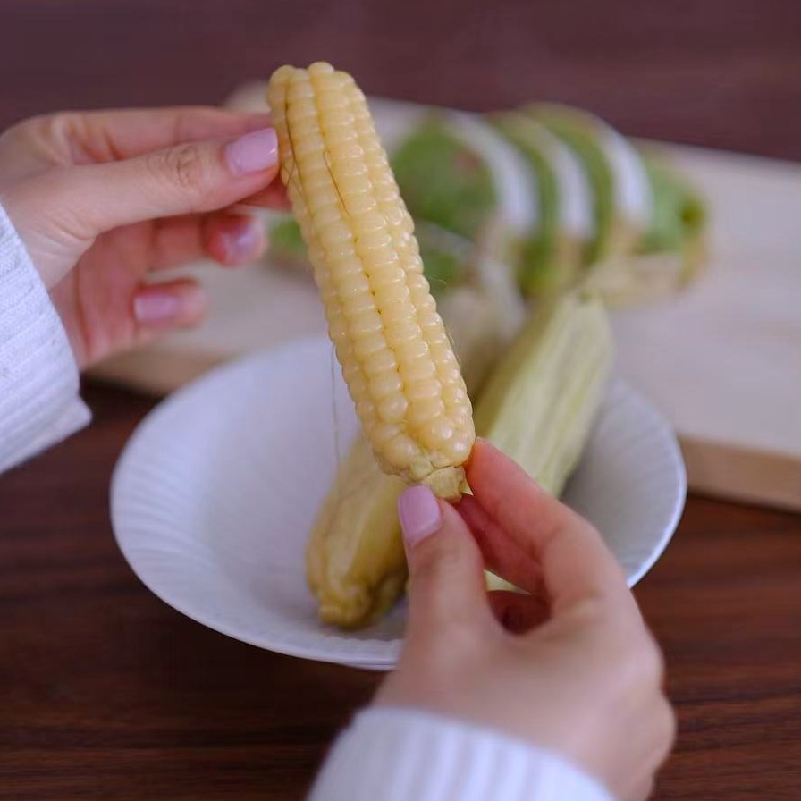 🌽800年原种拇指玉米，带来热带雨林的问候 玉米清香，甜糯细腻 粒粒饱满的玉米清香。齿间咀嚼，甜腻细腻的滋味