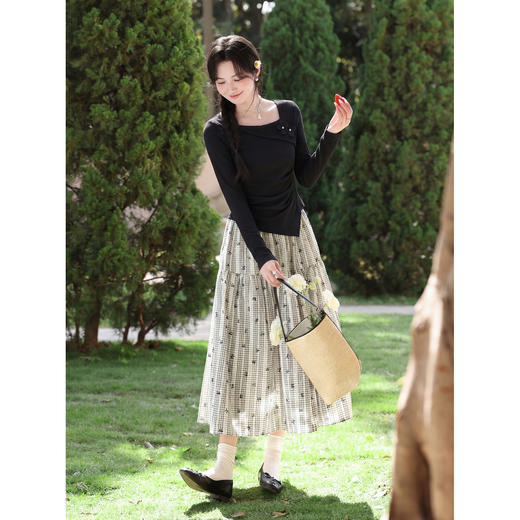 鹿向南「墨染花序」不规则设计感收腰黑色T恤女春夏新款显瘦上衣 商品图0