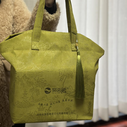 春茶上市 ｜ 【春生·保靖黄金茶2号】2026丙午马年春头采明前精品，翡翠绿，蟹黄香，鸡汤味，冰泉甜，富含高氨基酸、茶多酚、叶绿素、水浸出物质等品质特点，青瓷双罐+流苏布袋，规格：100g*2罐*1提 商品图5