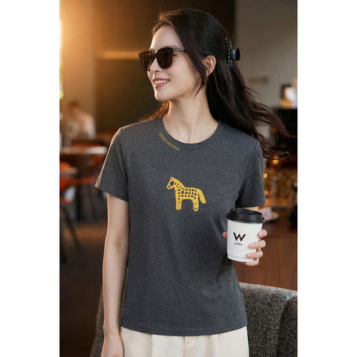 【预售10天】马年氛围感 米思阳2026春夏新款精棉刺绣趣味小马圆领韩版减龄短袖T恤1113/1154 商品图3