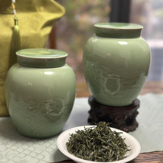 春茶上市 ｜ 【春生·保靖黄金茶2号】2026丙午马年春头采明前精品，翡翠绿，蟹黄香，鸡汤味，冰泉甜，富含高氨基酸、茶多酚、叶绿素、水浸出物质等品质特点，青瓷双罐+流苏布袋，规格：100g*2罐*1提 商品图2