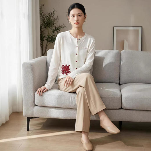 「自」全新升级【铂金会员330/天猫449/差价119】(72052)洛诗琳重工勾花针织开衫女2026春秋圆领纯色气质单排扣上衣 商品图1