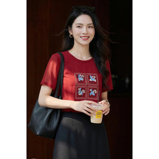 【预售15天】米思阳2026春夏新款圆领卡通小马棉T恤撞色刺绣轻奢重工时尚上衣女1153/1112 商品图6