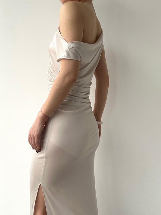 SIJIA｜SS2651 ⽶⽩⾊醋酸斜肩短袖连⾐裙 商品图1