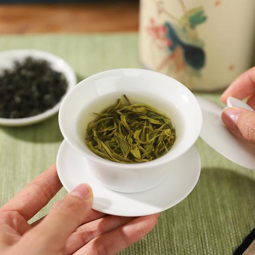 【五虎·明前碧螺春】口感丝滑 源自核心产区，茶汤清澈透亮，送礼自饮皆宜。 商品图7
