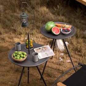 【灯架一体❗️多功能露营桌】拆卸灯架+可调节桌腿，露营照明置物两不误，轻量化设计，展开即⽤便携收纳，户外折叠露营桌子野餐野营装备茶几桌双层可升降L