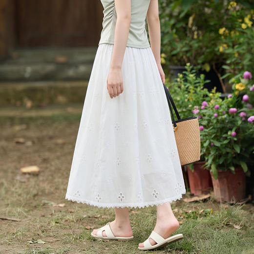 西遇法式刺绣2026春夏新款质感镂空花边高腰A字褶皱宽松半身伞裙H0060221 商品图4