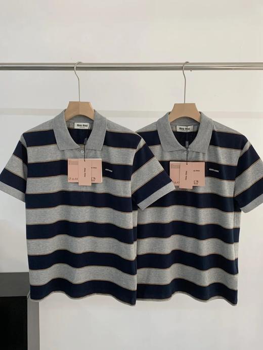 mi*u|谬系早春 26ss 灰蓝宽条纹+经典翻领小刺绣标色织双纱翻领polo衫 商品图2