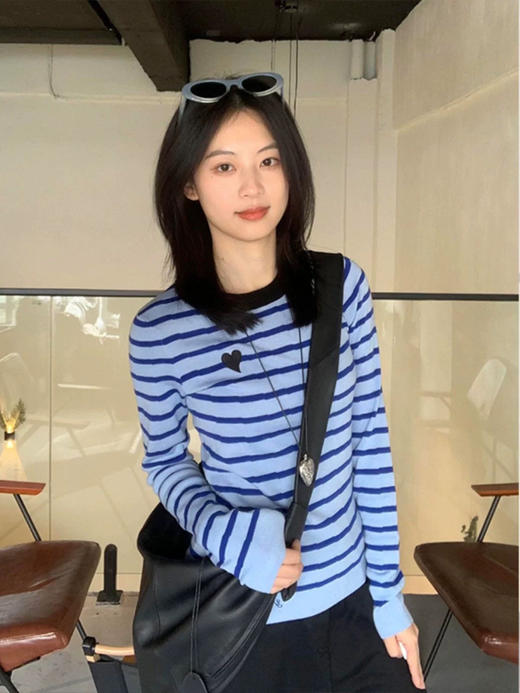 🌸春夏的松弛感的条纹衫，只看一眼就已命定的感觉！显白蔚蓝💙【撞色条纹爱心刺绣针织衫】蓝白条纹像海风拂面，🥳90%的回头率都藏在“漫不经心”的慵懒里～  商品图2