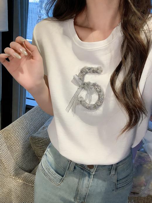 张心子【5号可可白茶】圆领通勤高级感立体数字5号T恤上衣 U2603004 商品图1