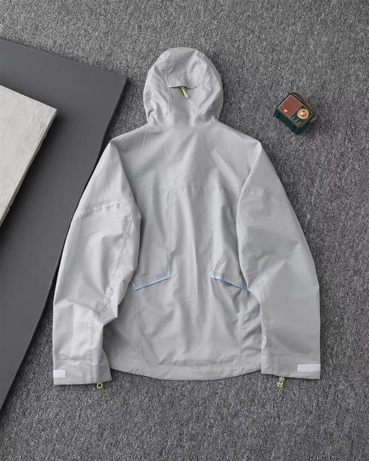 F032062运动户外徒步F防风防水透汽散热连帽防晒衣冲锋衣 商品图6
