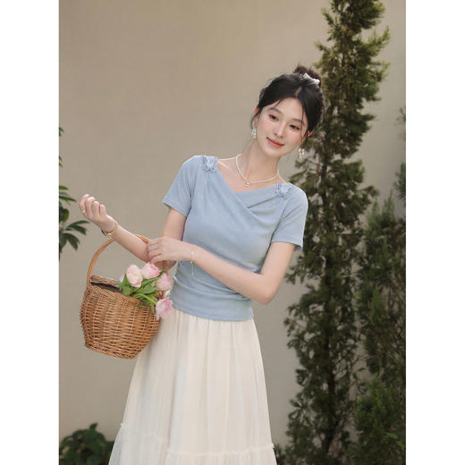 鹿向南「栀子浅吟」设计感V领修身T恤女2026夏季独特立体蝴蝶上衣 商品图2