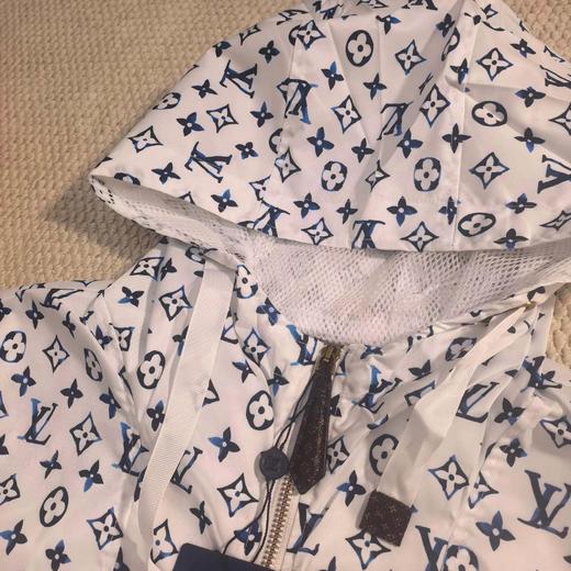 F032033春秋新款男女同款白底蓝老花满印连帽冲锋夹克外套 商品图4