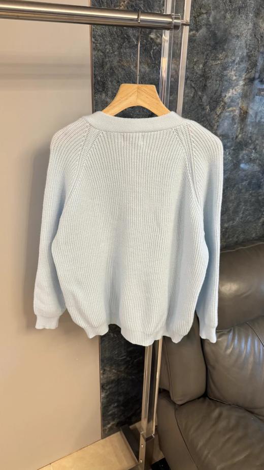 F032079宽松落肩版型V领设计浅蓝坑条V领针织开衫 商品图2