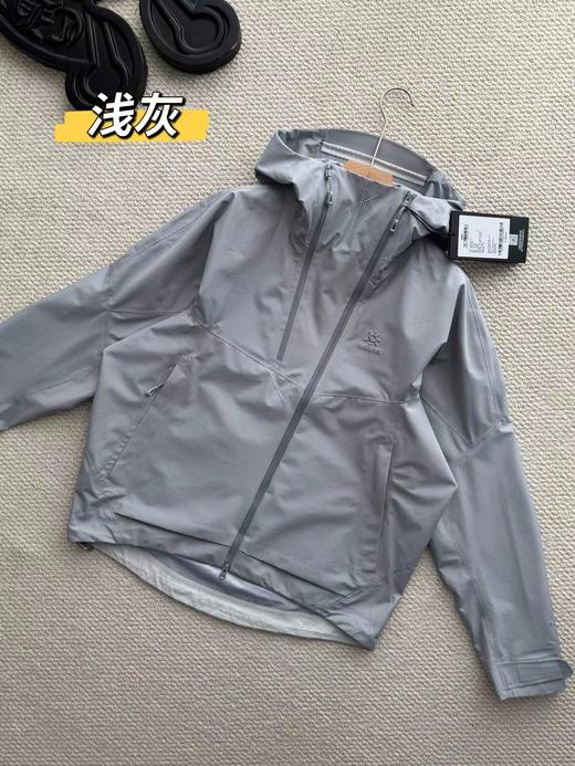 F0320107兼顾实用性与造型感不挑身形男女皆可驾驭轻量冲锋衣 商品图14