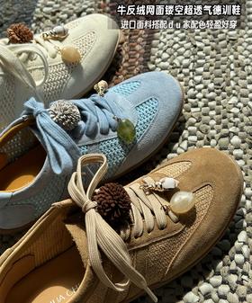 春夏秋三季可穿牛反绒德训鞋、镂空网面自带透气呼吸感！轻盈舒适防滑有质感、无论通勤、旅行✈️都能无缝切换，兼具功能性与颜值的俏皮美鞋！轻盈耐磨大底，脚感如履平地！
