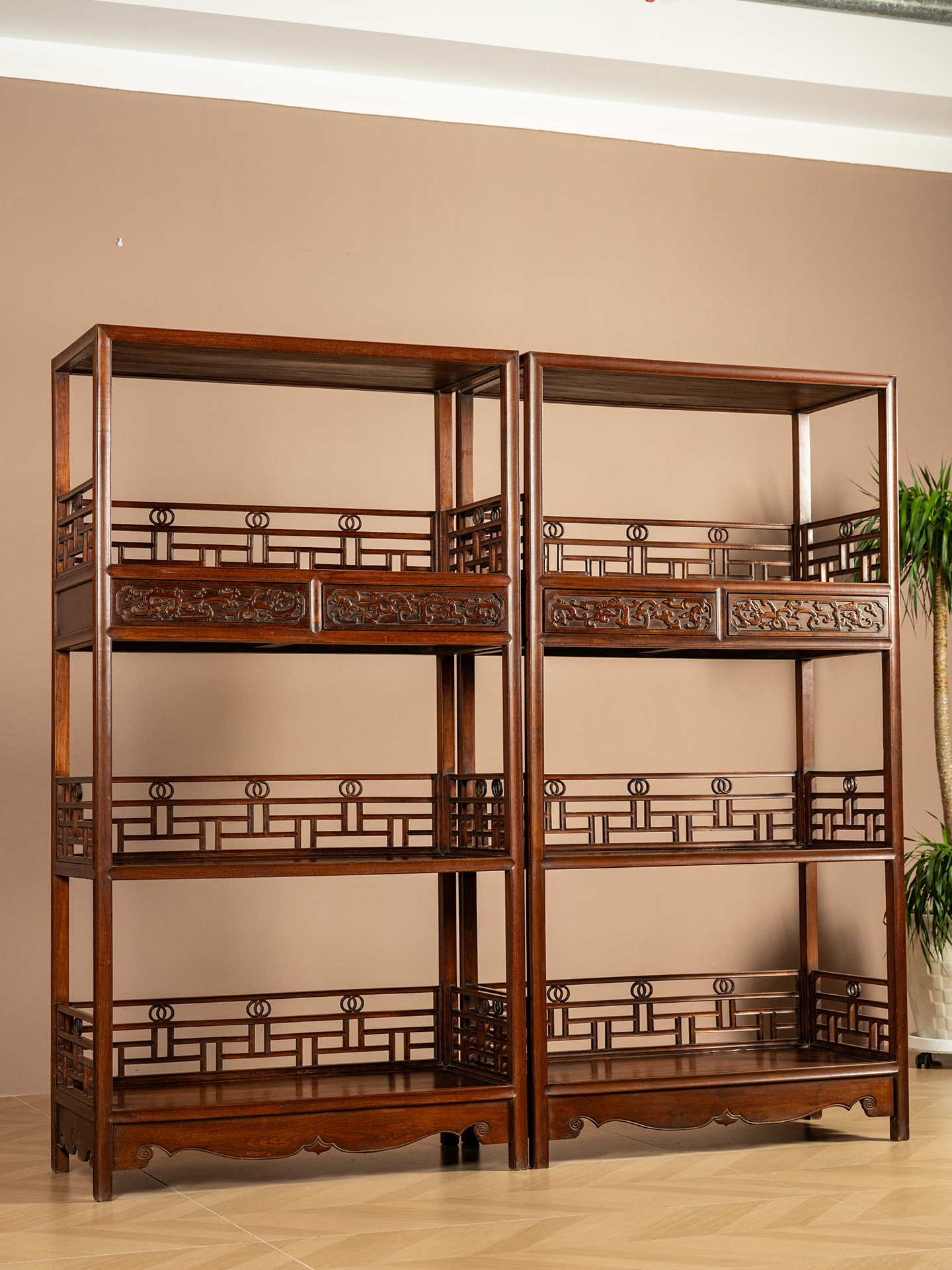 二十世纪	红木螭龙纹带围栏三层架格（一对）