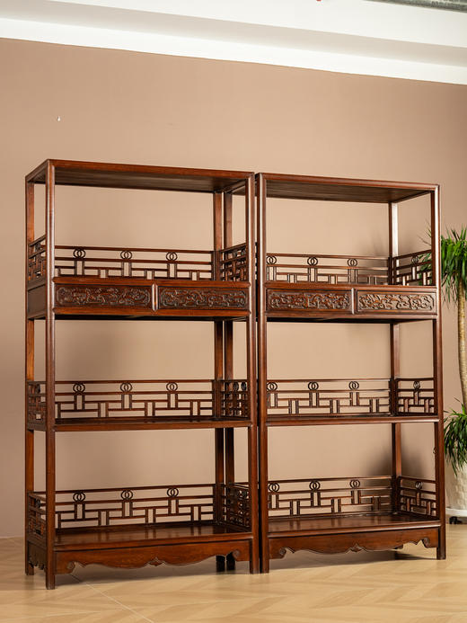 二十世纪	红木螭龙纹带围栏三层架格（一对） 商品图0