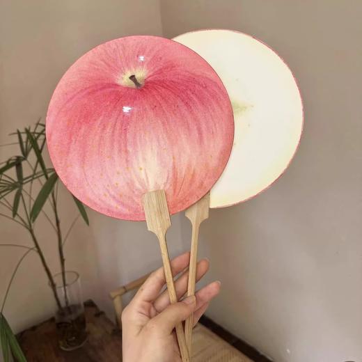 【夏日清凉❗️创意水果扇】仿真苹果造型萌趣十足，轻便不压手，竹柄流苏国风感，夏日纳凉神器，随身携带便携手摇扇家用高颜值学生L 商品图1