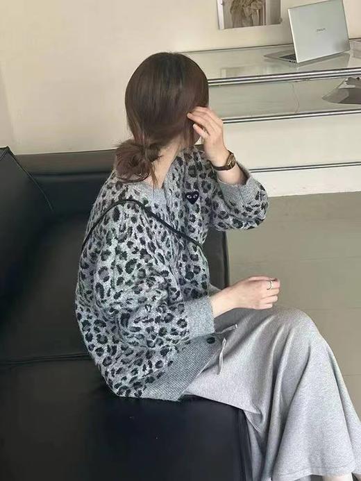 F032077复古甜酷休闲风V领单排纽扣豹纹针织开衫外套 商品图3