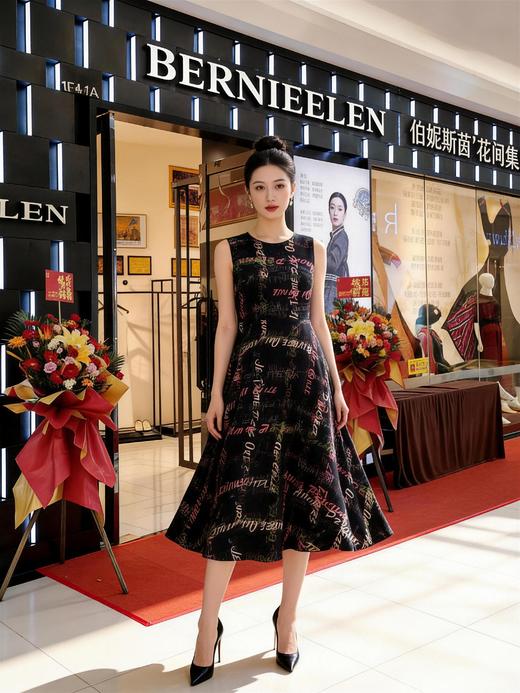 HJ2S09_水红色_连衣裙_夏季_简约大方彩线涂鸦字母印花圆领收腰 A 字大摆裙_高级女装_BERNIEELEN 伯妮斯茵 商品图3