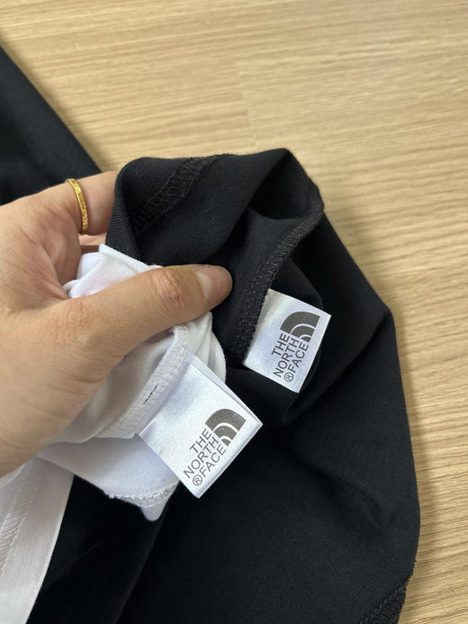 原单正品 TNF北面后背红色大山印花T恤，2026夏季新款，采用高克重230克，洗水面料， 版型稳定 ，彩色图案，趣味又吸晴，上身显瘦穿搭！
颜色：黑色 白色
尺码：M-2XL 商品图4