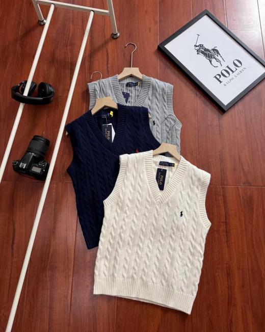 F032013秋冬新款减龄百搭简约时尚V领麻花针织马甲 商品图0