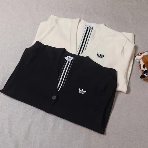 F0320140男女同款刺绣logo后背三条杠V领+排扣设计毛衣开衫 商品图2