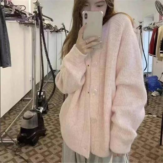 F032073宽松落肩版型简约休闲温柔粉V领竖坑条针织开衫 商品图5