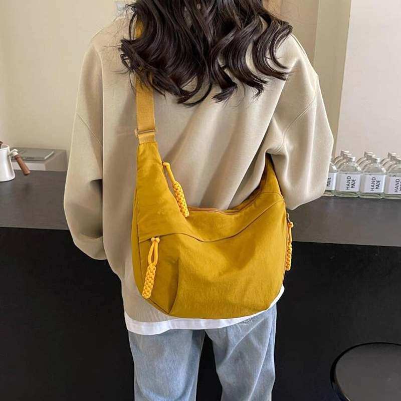 简约斜挎饺子包升级款，轻盈但巨能装，多巴胺色彩，时髦随性百搭【G】