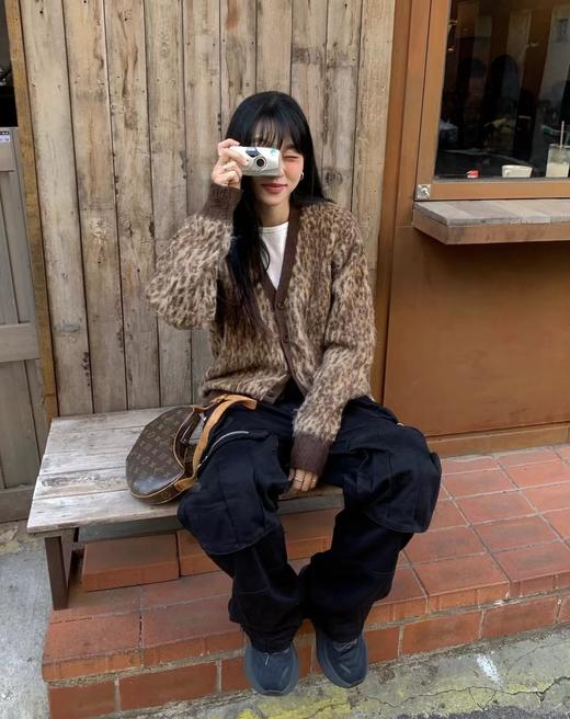 F032043春秋新款休闲时尚马海毛豹纹针织纽扣毛衣开衫外套 商品图10