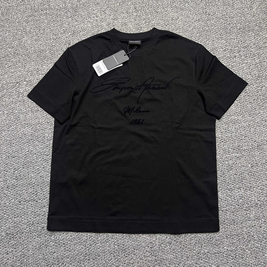 原单正品 EA阿玛尼草书植绒logo纯棉T恤， 海外版，纯棉材质 柔软舒适透气
颜色：黑色 白色
尺码：S～XXL 商品图1