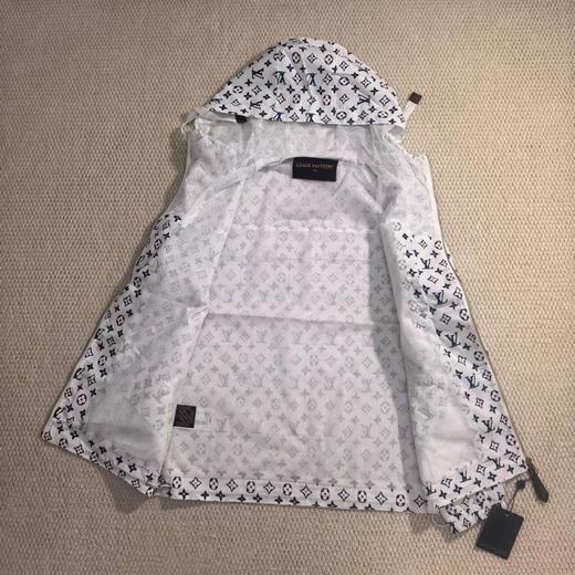 F032033春秋新款男女同款白底蓝老花满印连帽冲锋夹克外套 商品图2