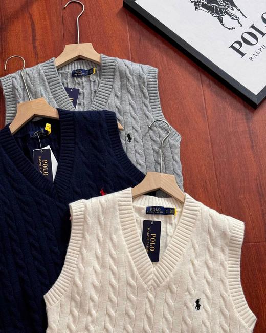 F032013秋冬新款减龄百搭简约时尚V领麻花针织马甲 商品图1