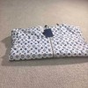 F032033春秋新款男女同款白底蓝老花满印连帽冲锋夹克外套 商品缩略图3