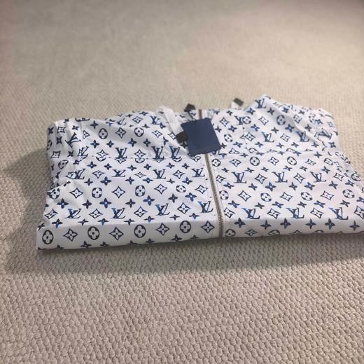 F032033春秋新款男女同款白底蓝老花满印连帽冲锋夹克外套 商品图3