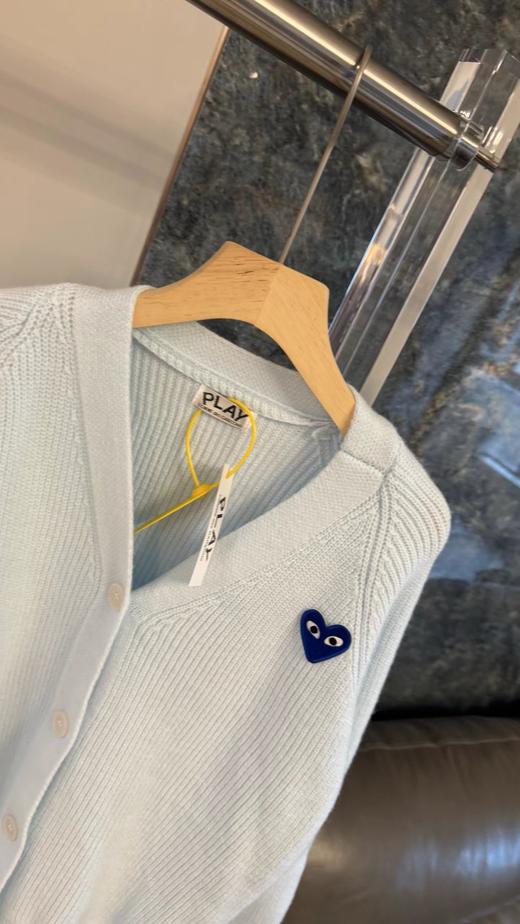 F032079宽松落肩版型V领设计浅蓝坑条V领针织开衫 商品图1