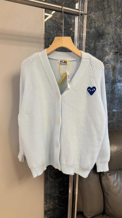 F032079宽松落肩版型V领设计浅蓝坑条V领针织开衫 商品图0