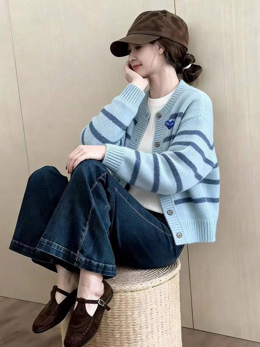 F032072奶蓝条纹圆领短款微宽松版型下摆收口设计针织开衫 商品图8
