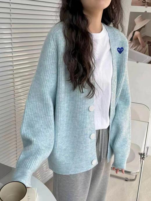 F032079宽松落肩版型V领设计浅蓝坑条V领针织开衫 商品图6