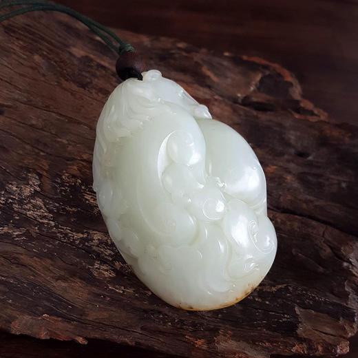 【天然正品】天然精品新疆籽料细腻油润度佳雕马踏祥云（吉祥如意、飞黄腾达）和田玉吊坠手把件77.3*53.1*40.5MM（皆取最大值）120326NJ10 商品图3