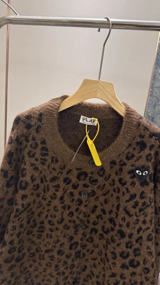 F032077复古甜酷休闲风V领单排纽扣豹纹针织开衫外套 商品图11