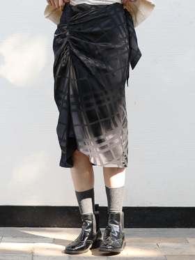 TYNVIE 荷叶边裙摆裹身裙 - 黑色格纹