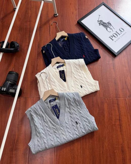 F032013秋冬新款减龄百搭简约时尚V领麻花针织马甲 商品图2