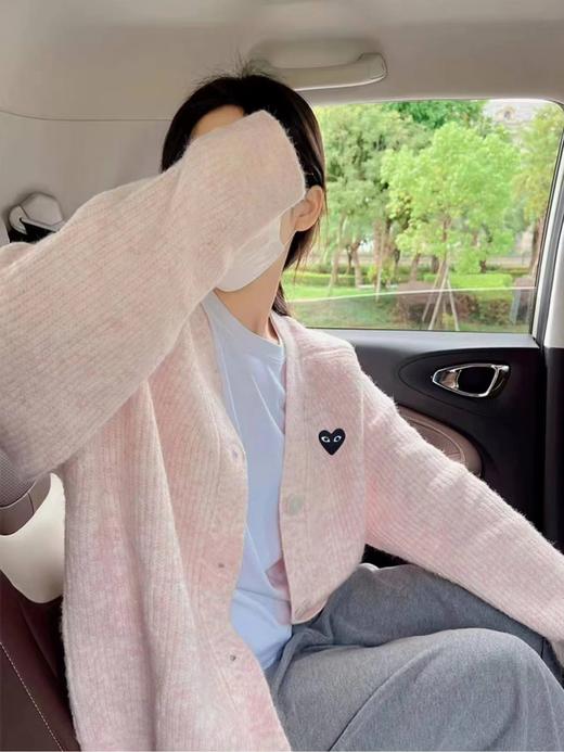 F032073宽松落肩版型简约休闲温柔粉V领竖坑条针织开衫 商品图11