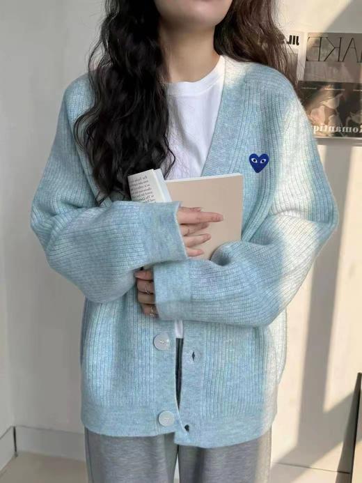 F032079宽松落肩版型V领设计浅蓝坑条V领针织开衫 商品图7