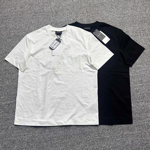 原单正品 EA阿玛尼草书植绒logo纯棉T恤， 海外版，纯棉材质 柔软舒适透气
颜色：黑色 白色
尺码：S～XXL 商品图0