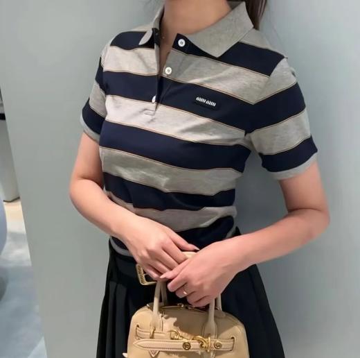 学院风~mi*u|谬系早春 26ss 灰蓝宽条纹+经典翻领小刺绣标，高克重色织双纱翻领polo衫 商品图0