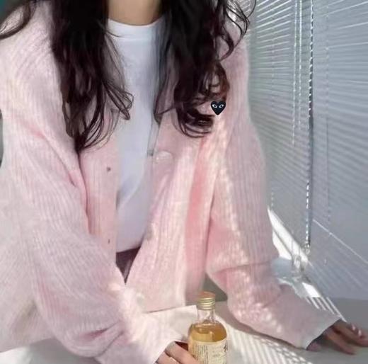 F032073宽松落肩版型简约休闲温柔粉V领竖坑条针织开衫 商品图3